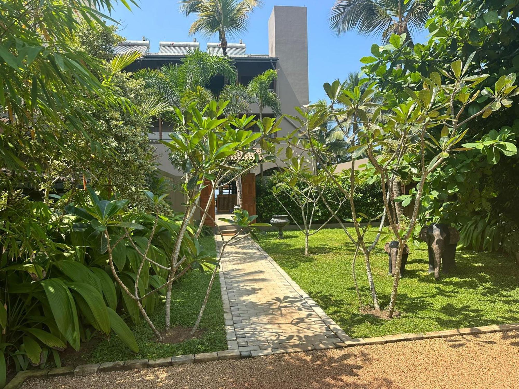Bk Beach Boutique Hotel - Hikkaduwa Bagian luar foto