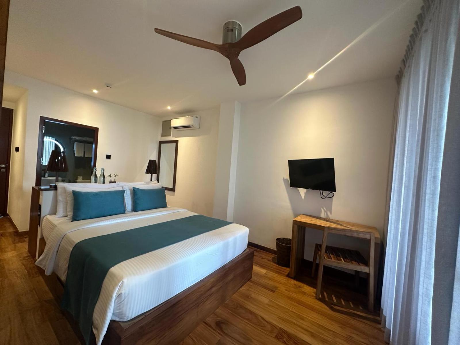 Bk Beach Boutique Hotel - Hikkaduwa Bagian luar foto